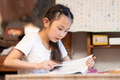 女孩在家学习