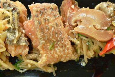 姜、芹菜油炸条纹蛇头鱼片