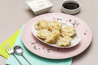 鱼饺子。儿童健康食品的概念