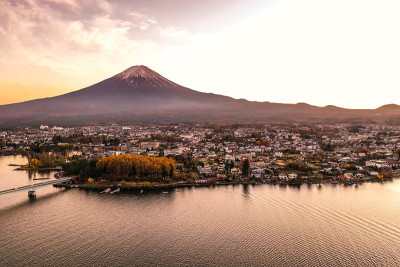 川口湖鸟瞰图，位于Fujikawaguchiko和Minobu边境，山ashi县南部靠近富士山，日本