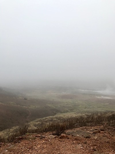 在一个多云的下午，冰岛地热间歇泉地区丰富多彩的户外秋景，在Bláskógabyggð上的黄金圈(雷克