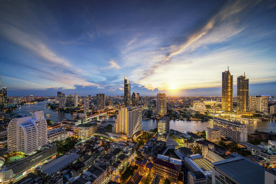 曼谷的城市景观从屋顶酒吧酒店与湄南河背景