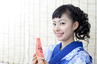 日本女人穿着浴衣拿着西瓜