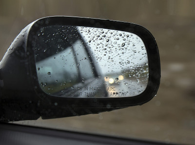 在雨中开车，侧镜有水滴