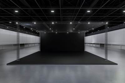展示平台用于实物模型和企业形象，展示设计。空的展台设计。展厅零售展位元素。展位设计贸易展。空白展台系