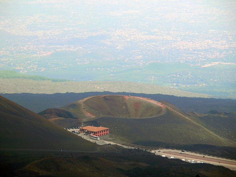 埃特纳火山口众多火山口之一。