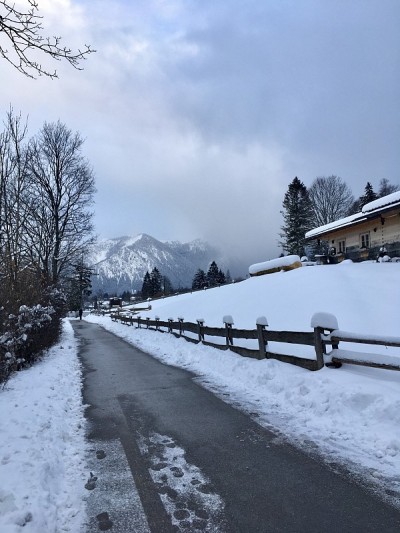 漫步在上巴伐利亚白雪覆盖的小路上。