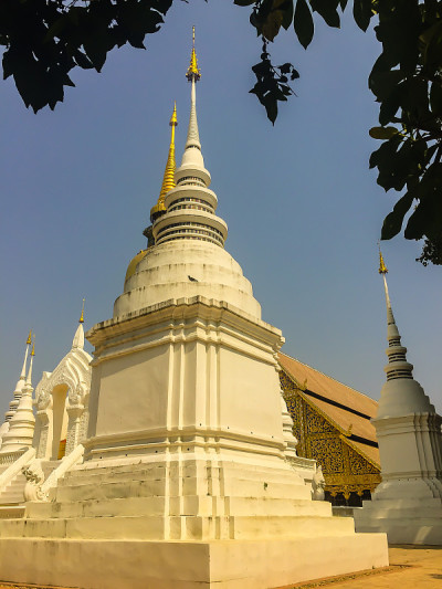 美丽的金色和白色宝塔斯里兰卡风格在Wat Suan Dok(花园寺庙)与蓝天背景。Wat Suan 
