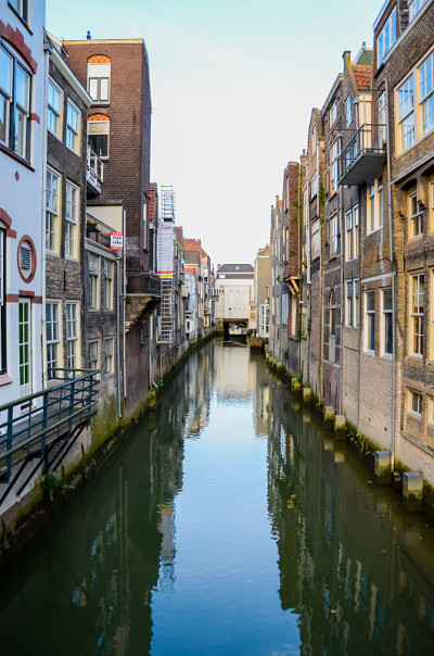 荷兰DORDRECHT - 2014年10月17日:荷兰DORDRECHT运河上优雅的砖砌建筑和街道