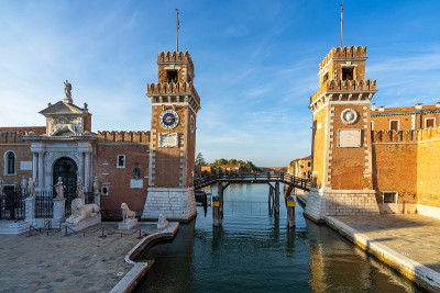 威尼斯兵工厂(Arsenale di Venezia)的正门入口，一个由前造船厂和城市的著名地标组成