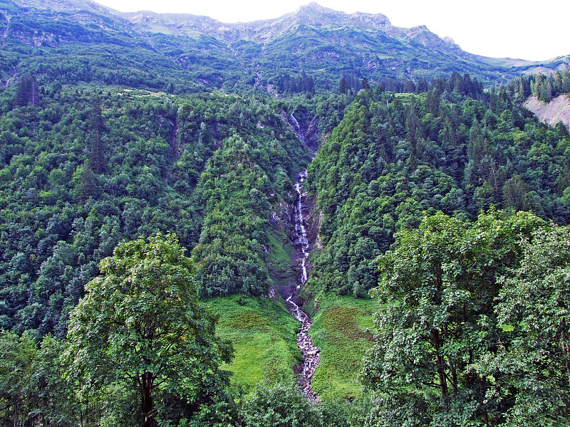 季节性的瀑布在杰茨巴赫河的支流和高山峡谷的伊姆湖