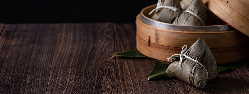粽子龙舟节粽子以深色木桌为背景。