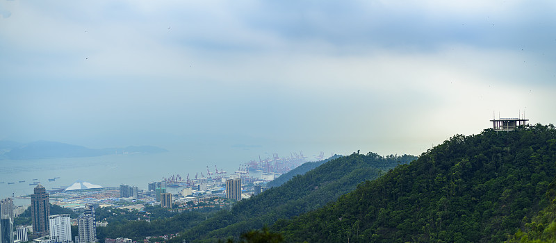 中国深圳，南山公园和蛇口船坞的山顶全景