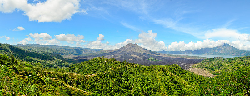 巴图尔火山在阳光下的全景