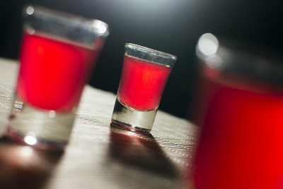 桌上的酒精杯