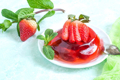 美味的草莓果冻和整个浆果