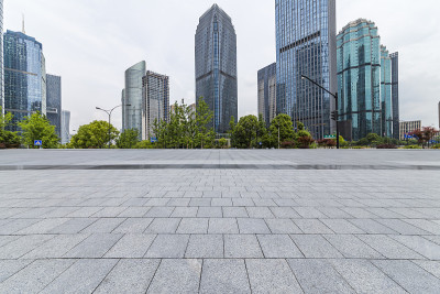 全景天际线和现代商业办公建筑与空的道路，空的混凝土广场地板