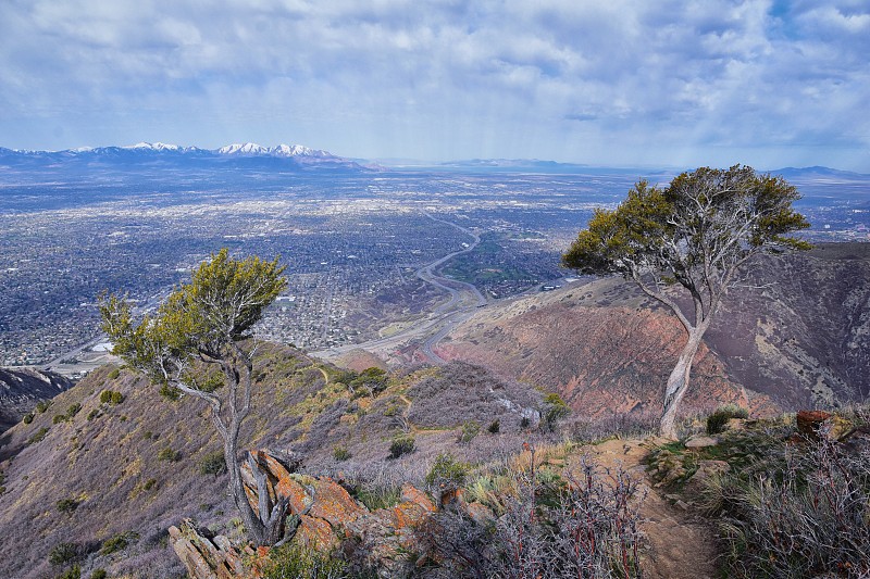 俯瞰响尾蛇峡谷小径，Wasatch Front，盐湖城，犹他州。美国。美国