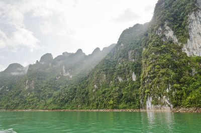 美丽的高山和河流。