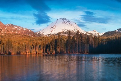 美国加州拉森火山国家公园的曼萨尼塔湖，在拉森峰和混沌岩的水中倒影着山脉和蓝天