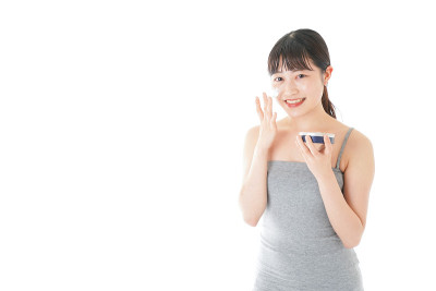 年轻女子用面霜洗脸