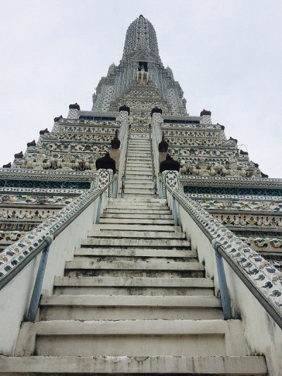 通往泰国寺庙顶部的楼梯