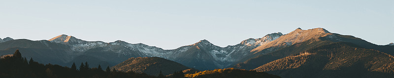秋天山谷全景照片。日落在山中惊人，大自然的神话，秋天在山中。旅行和远足的概念。
