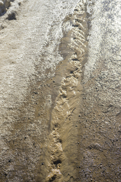 道路，泥浆和雪泥变成棕色。深,令人费解的泥浆。卡住的危险