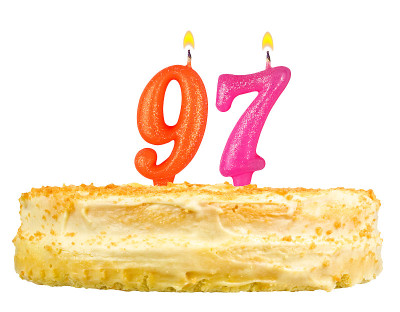 生日蛋糕与蜡烛数97孤立在白色