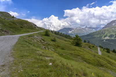 通往阿西塔的路上的山景