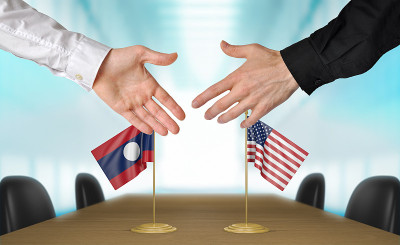 老挝和美国外交官握手达成协议
