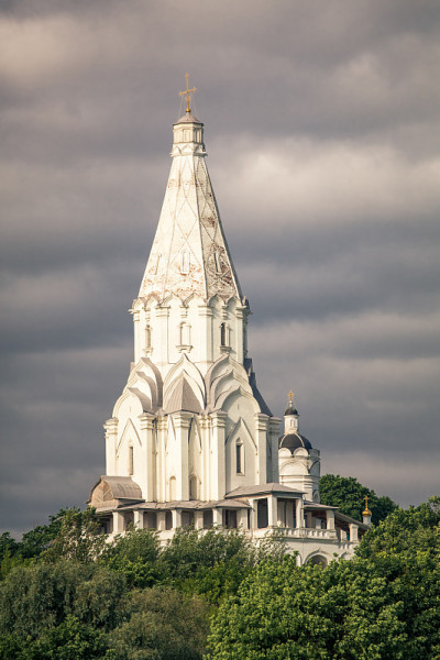 俄罗斯莫斯科Kolomenskoye公园的扬升白色教堂