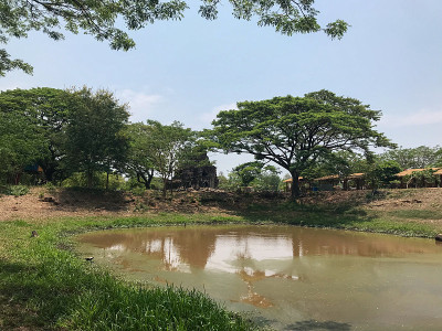 Banteay Chhmar寺庙前的池塘。