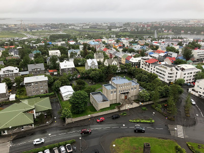 冰岛雷克雅未克市中心色彩斑斓的房屋全景图