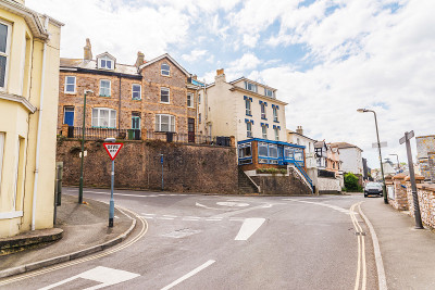典型的英式建筑，沿着街道一排一排的住宅，