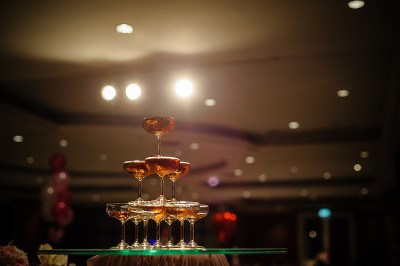 婚宴上的香槟酒杯的小塔
