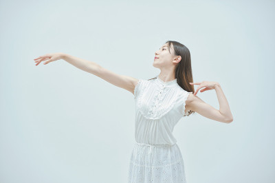亚洲年轻女子翩翩起舞