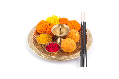 装饰精美的普加塔利，用于节日庆典崇拜，haldi或姜黄粉和kumkum，花，香棒在黄铜盘，印度教普加