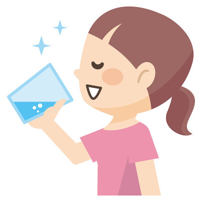 一个年轻女子喝一杯水的插图