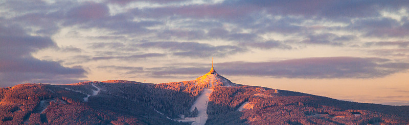 清晨日出在吉士提山和吉士提滑雪胜地。冬天全景。利贝雷茨,捷克共和国