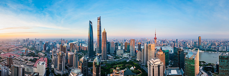 上海日出时现代城市天际线鸟瞰图。