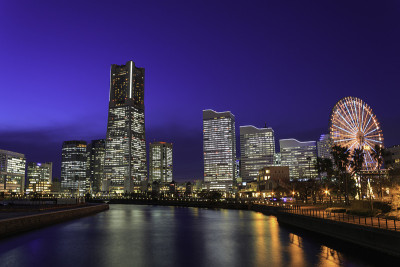 暮色中的横滨Minatomirai摩天大楼
