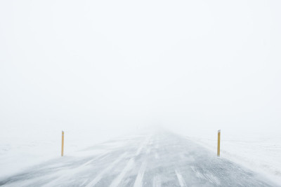 冬季暴风雪在冰岛的驾驶道路上