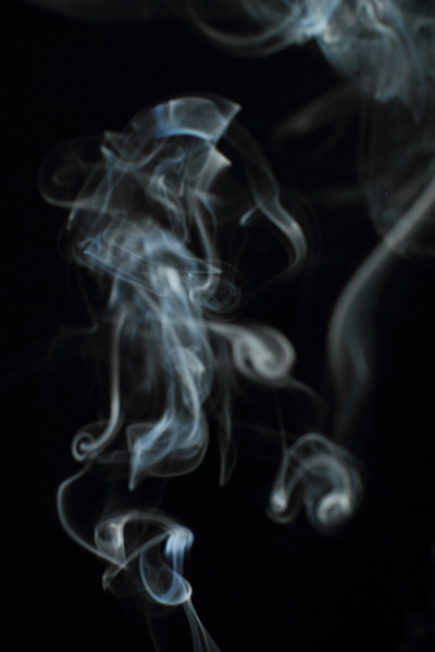 黑色背景上的白色烟雾纹理