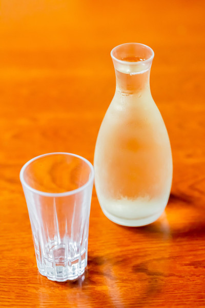 日本清酒用玻璃瓶和杯子饮用