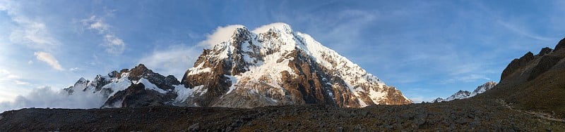 萨尔坎塔伊山或萨尔坎塔伊傍晚全景秘鲁