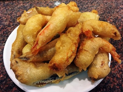 虾和鱼，鸡蛋和油炸。