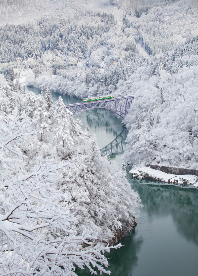 日本有山有雪的慢车