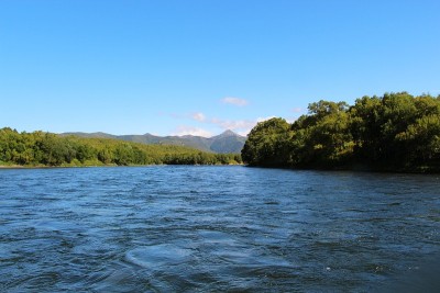 美丽的河流在初秋流过群山