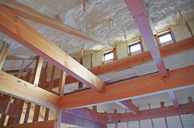 正在建造的用木头建造的新房子